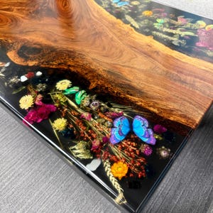 Echte gepresste Blumen Couchtisch, Getrocknete Blumen Schreibtisch, Esstisch aus erhaltenem Harz, Epoxidharz Fluss Tisch, Blumenharz Couchtisch