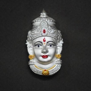 Puede incluir: Un juego de tres tazas de cerámica con un acabado mate moteado. Las tazas son de color crema, gris claro y gris oscuro. Cada taza tiene un diseño simple y minimalista, ideal para café o té.