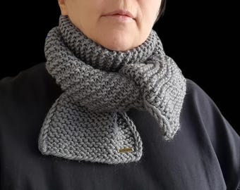 Hand-knitted wool scarf: a lightweight, unisex winter accessory