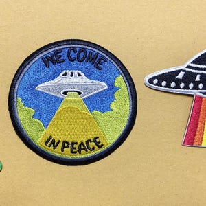 3-delade broderade märkeslappar med Alien-tema, UFO-rymdtema, klädmärke, logotyp, baksida, jacka, t-shirt, sy-på, stryk-på, broderad skylt, kostym.