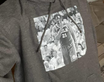 Sudadera con capucha gráfica de los Sixers en blanco y negro de Joel Embiid con máscara