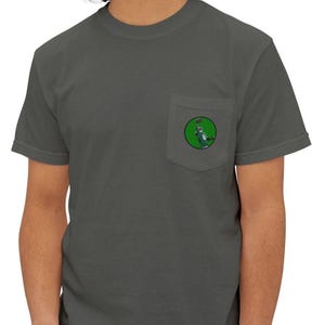 Camiseta DeVonta Smith con bolsillo de una mano: Algodón estadounidense ético y sostenible.