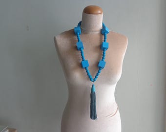 Collar largo azul, collar con borlas, collar largo moderno y llamativo.
