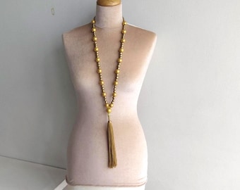 Collana oversize oversize con lunga nappa dorata.