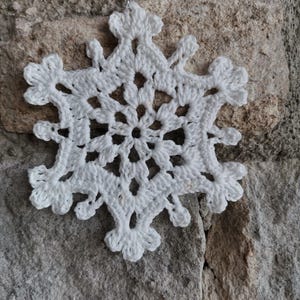 Fiocco di neve all'uncinetto, decorazione natalizia