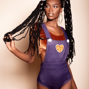 Muheeka SALOPETTE FESTIVAL RETRO, denim elasticizzato con toppa "All You Need is Love", abbigliamento Rave, look boho