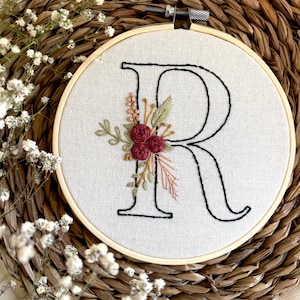 Complete floral alphabet embroidery pattern bundle, hand embroidery letters decorated with flowers and foliage, digital PDF patterns for embroidery hoops, suitable for beginners, includes color palette, stitch instructions and 6 size options per letter