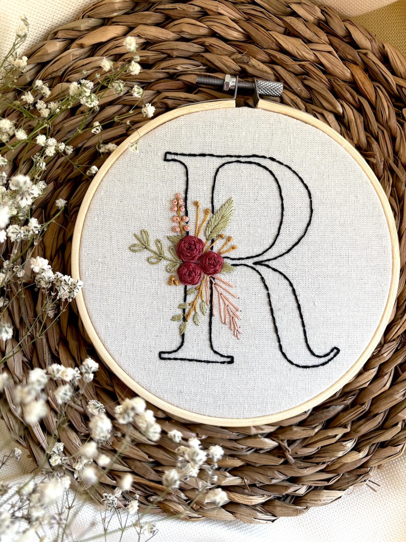 Complete floral alphabet embroidery pattern bundle, hand embroidery letters decorated with flowers and foliage, digital PDF patterns for embroidery hoops, suitable for beginners, includes color palette, stitch instructions and 6 size options per letter