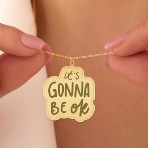 Colar It's Gonna Be OK - Joia motivacional banhada a ouro - Pingente com citação positiva - Presente edificante para mulheres - Pingente inspirador