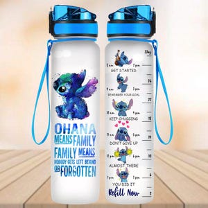 Puede incluir: Una botella de agua azul y blanca con una cita motivacional y un personaje de dibujos animados. La cita dice "Ohana significa familia, familia significa que nadie se queda atrás o se olvida". La botella tiene una tapa azul y una correa azul.