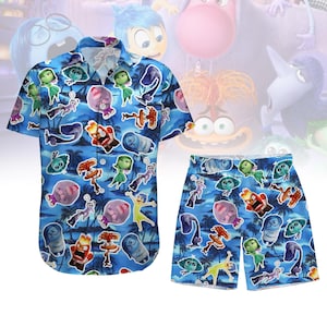 Puede incluir: Un conjunto de camisa hawaiana y pantalones cortos azules con personajes de dibujos animados sobre un fondo tropical. La camisa tiene mangas cortas y una botonadura. Los pantalones cortos tienen cintura elástica. El conjunto es de tela ligera.