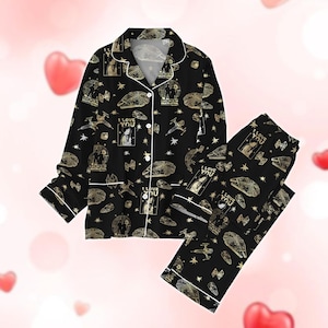 Può includere: Pigiama nero con stampa dorata di personaggi e astronavi di Star Wars. La stampa include il testo "I Love You".