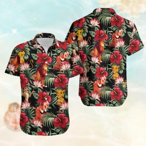 Puede incluir: Una camisa negra de botones con estampado tropical con personajes de la película El Rey León. El estampado incluye a Simba, Pumbaa, Timon y otros personajes de la película. La camisa tiene manga corta y cuello de botón.