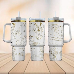 Puede incluir: Tres vasos de acero inoxidable blanco con detalles dorados y asa. Cada vaso presenta un diseño diferente de Mickey Mouse y Pluto en blanco y negro. Los vasos tienen una inscripción dorada que dice "Woof? A Wo", "Arf arf! of!" y "sniff sniff sniff Arf arf! Awooo!"