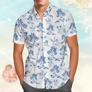 Peut inclure: Chemise blanche à manches courtes avec un motif bleu représentant des personnages de dessins animés et des palmiers. La chemise a un col classique et est boutonnée. Le motif est répété sur le tissu.