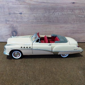 1949 Buick Roadmaster Convertible Model Car: 1/18 Scale Diecast - Classic Car Decor