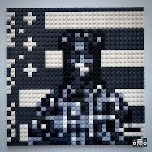 Puede incluir: Una imagen de pixel art en blanco y negro de una persona con barba y pelo largo. La imagen está compuesta por pequeños bloques cuadrados, similares a los bloques de Lego.