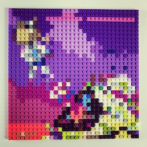 Puede incluir: Un mosaico colorido hecho de pequeños bloques de plástico, que representa una escena con un fondo morado, un primer plano rosa y rojo, y una figura blanca en la esquina superior izquierda.