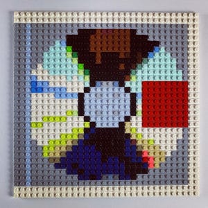 Op de afbeelding: Pixel art afbeelding van een persoon die een rode vlag vasthoudt, geconstrueerd uit verschillende gekleurde speelgoed bouwstenen. De figuur heeft bruin haar, een blauw-witte outfit en staat tegen een grijze achtergrond. Het kunstwerk is omlijst met een witte rand.