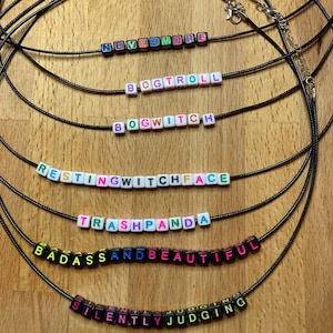 Buchstabenkette, bogwitch, trashpanda, nevermore, badass and beautiful, bogtroll, ruhendes Hexengesicht