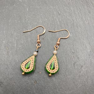 Brincos pendentes de vidro checo prensado em verde e dourado