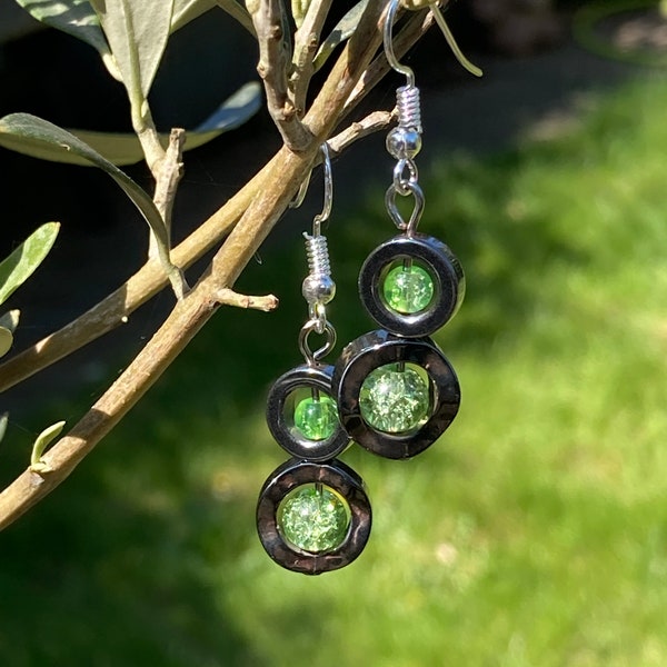 Boucles d'oreilles pendantes en hématite avec perles vert clair effet craquelé