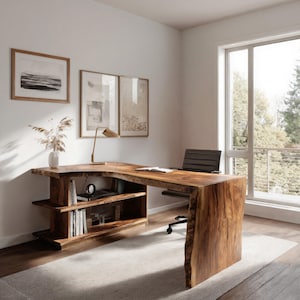 Peut inclure: Un grand bureau en bois massif avec un design à bord naturel. Le bureau comprend des étagères intégrées et une finition marron chaud. Une chaise de bureau noire est devant le bureau, et une fenêtre fournit la lumière naturelle.