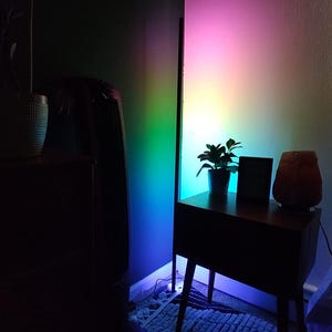 Lampa podłogowa RGBIC z synchronizacją muzyki i 16 milionami kolorów DIY, współpracuje z Alexą | Lampa narożna LED | Nowoczesna lampa podłogowa | Lampa stojąca.