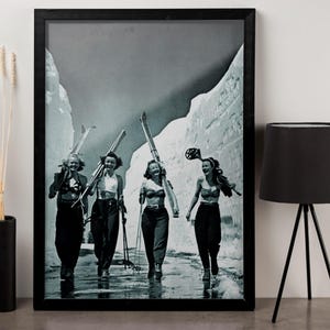 Póster vintage de chicas esquiadoras, en blanco y negro, mujeres esquiadoras, fotografía antigua, decoración de cabañas de esquí, arte mural imprimible, impresiones retro