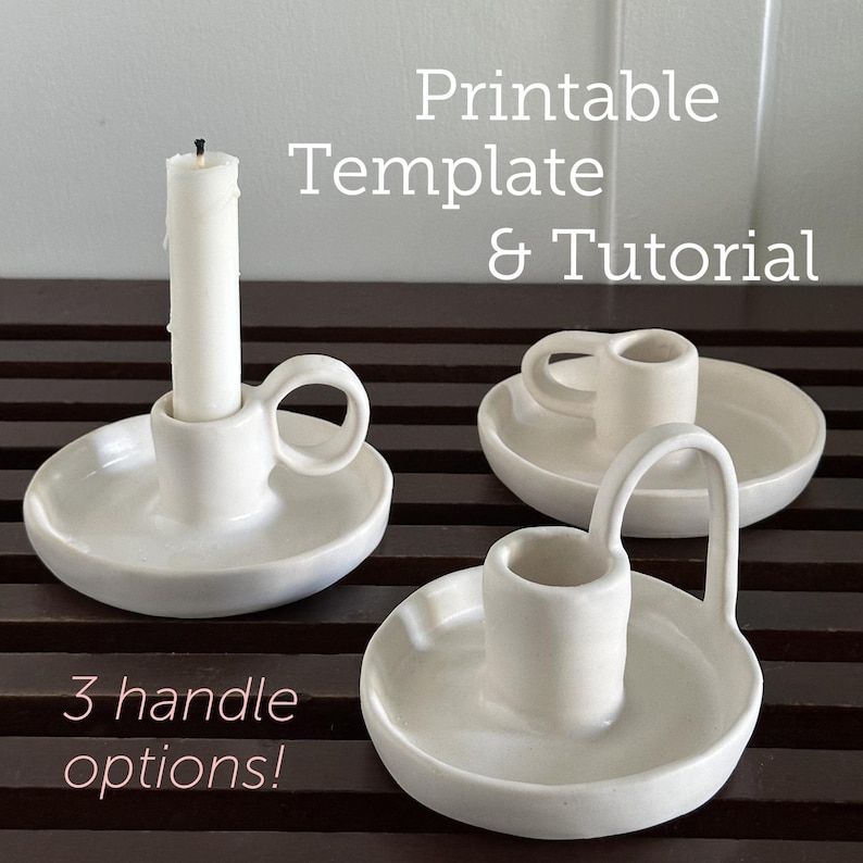 K&ouml;nnte beinhalten: Drei wei&szlig;e Keramik-Kerzenhalter mit unterschiedlichen Griffdesigns. Einer h&auml;lt eine brennende wei&szlig;e Kerze. Das Bild enth&auml;lt den Text "Printable Template & Tutorial" und "3 handle options!"
