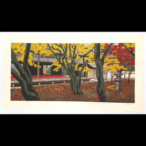 Könnte beinhalten: Ein farbenfroher Holzschnitt zeigt eine japanische Gartenszene. Bäume mit gelben Blättern umrahmen ein traditionelles Gebäude mit rotem Innenraum. Eine Steinlaterne steht im Garten, und der Boden ist mit Herbstlaub bedeckt. Das Kunstwerk ist eine Landschaft.