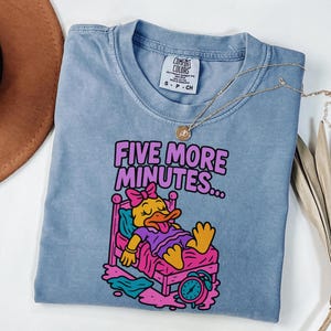 Comfort Colors ®Five More Minutes Duck T-Shirt – Cute Sleepy Cartoon Tee, Funny Lazy Morning Shirt, Bedtime Humor Gift