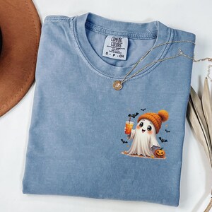 Comfort Colors® Сute Ghost Coffee Shirt, Сute Little Ghost Eiskaffee T-Shirt, Boo Ghost Shirt, Ghost Coffee Shirt, Halloween Coffee Lovers