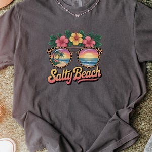 Camiseta Salty Comfort Colors - Camisa playera de moda - Camiseta de verano - Camisa de vacaciones - Ropa preppy para niñas - Conjuntos de verano bonitos para mujeres