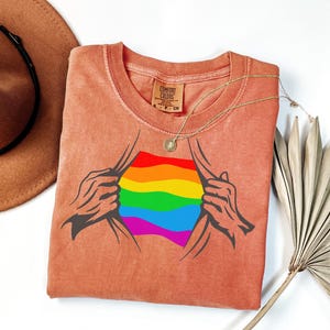 コンフォートカラーズ プライドシャツ：LGBTQ ハートグラフィックTシャツ