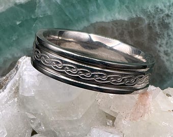 Titanium Celtic Wedding Ring – Interlaced Knot Design, Modern Minimalist Band