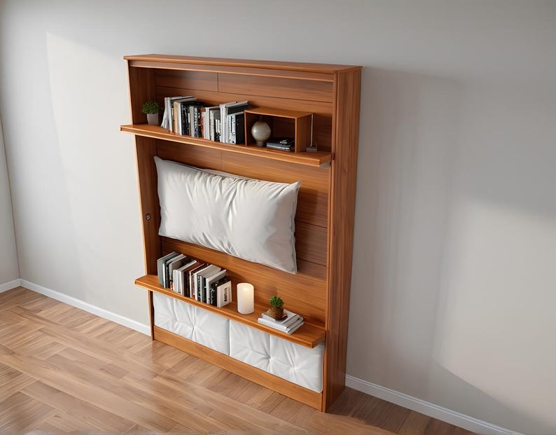 Peut inclure: Un lit mural en bois avec des &eacute;tag&egrave;res int&eacute;gr&eacute;es et une t&ecirc;te de lit avec un oreiller blanc. Les &eacute;tag&egrave;res sont remplies de livres et d'objets d&eacute;coratifs.