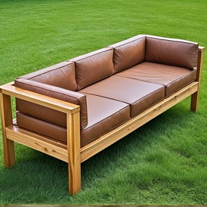Puede incluir: Un sofá de exterior de tres plazas con estructura de madera marrón claro y cojines de cuero marrón. El sofá está sobre un césped verde. Las dimensiones del sofá son de aproximadamente 183 cm de largo, 76 cm de ancho y 76 cm de alto.