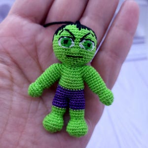 Miniatur Hulk Amigurumi Schlüsselanhänger – Handgemachter gehäkelter Superheld Anhänger auf einem Schlüsselband
