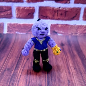 Miniatur Donner-Amigurumi Schlüsselanhänger - Handmade Marvel Fan Geschenk