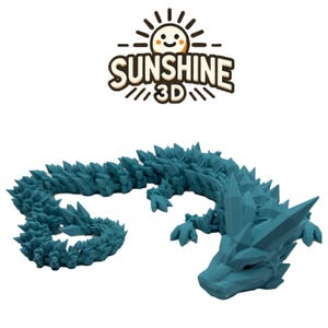 Puede incluir: Una figura de dragón teal impresa en 3D con una textura cristalina. El dragón tiene un cuerpo largo y sinuoso y una cabeza detallada. El logotipo de Sunshine 3D, con un sol sonriente, está en la parte superior de la imagen.