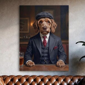 Puede incluir: Un perro marrón con traje y gorra, sentado en un bar con un vaso de cerveza delante de él. El perro está mirando a la cámara.