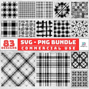 Può includere: Una collezione digitale di 83 motivi in bianco e nero con vari disegni a quadri, tartan e geometrici. Il banner rosso centrale mostra il testo 83 DESIGNS SVG - PNG BUNDLE COMMERCIAL USE, con un piccolo logo sul lato destro.