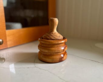 Barattolo per tabacco e spezie in legno tornito a mano, stile vintage primitivo, con coperchio (di ricambio).