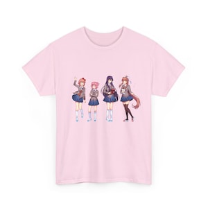 Pode incluir: Uma t-shirt de manga curta cor-de-rosa claro com uma impressão gráfica de quatro personagens de estilo anime em fila. Cada personagem usa um blazer cinzento, uma camisa branca, uma fita vermelha e uma saia azul, com penteados variados.