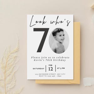 Bewerkbare sjabloon voor 70e verjaardag, kijk eens wie 70 is geworden, eenvoudige, minimalistische uitnodiging voor 70e verjaardag