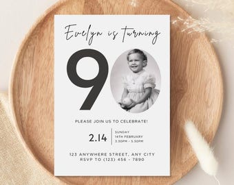 Puede incluir: Invitación de cumpleaños en blanco y negro con una foto de una niña pequeña. La invitación dice "Evelyn cumple 90 años" e incluye la fecha y la hora de la fiesta.
