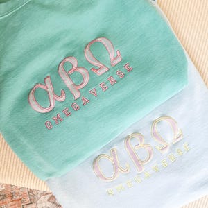 Sudadera de cuello redondo de peso pesado con apliques de letras griegas / Omegaverse