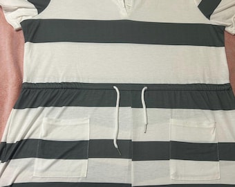 Perfect for moms in the go or at home! Thin material green and white stripped one piece with draw string in the middle with pockets. Size XL