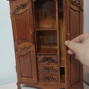 Hölzerner Miniatur Kleiderschrank, Vintage Stil Puppenhaus Möbel, Miniatur Schrank, Sammlerstück, Viktorianischer Schrank, Puppenhaus Möbel